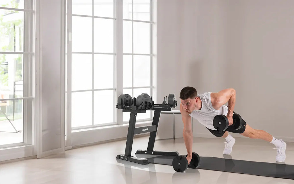 Développer sa masse musculaire avec des haltères : tout ce dont vous avez besoin tient dans un coin de votre chambre 