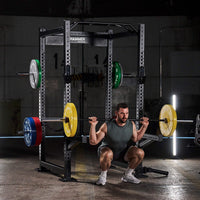 Squat in Hammer F-PR 10 Power Rack met losse halterstang en gewichten